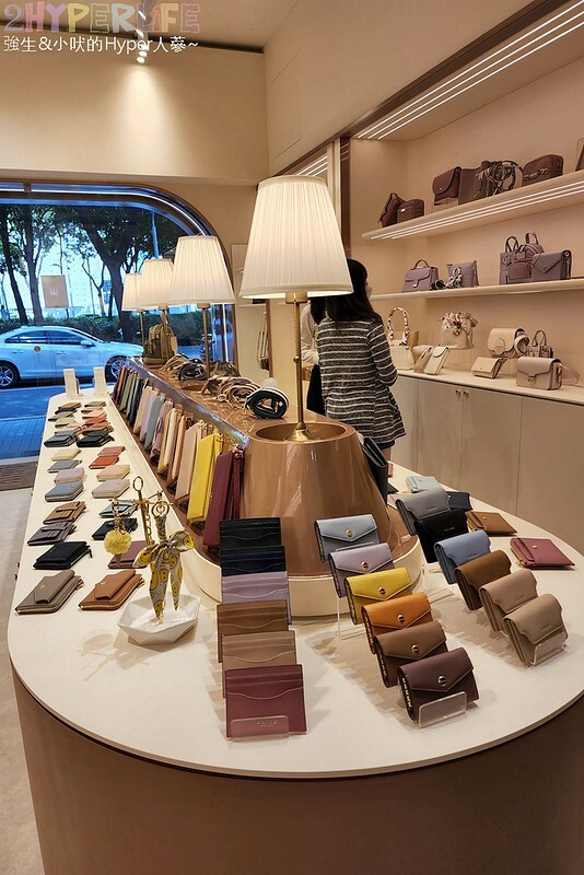 坐擁勤美誠品綠園道最美窗景的複合式選物咖啡店，集結S'AIME東京企劃皮件和咖啡餐飲，草悟道旁質感午茶甜點好選擇！