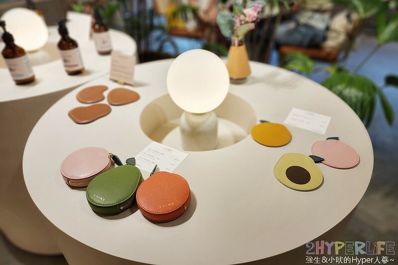 坐擁勤美誠品綠園道最美窗景的複合式選物咖啡店,集結S'AIME東京企劃皮件和咖啡餐飲,草悟道旁質感午茶甜點好選擇!