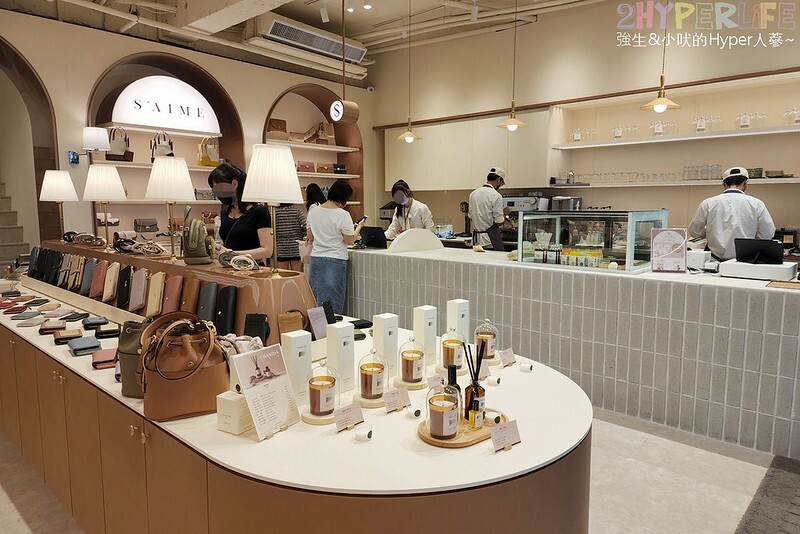 坐擁勤美誠品綠園道最美窗景的複合式選物咖啡店，集結S'AIME東京企劃皮件和咖啡餐飲，草悟道旁質感午茶甜點好選擇！