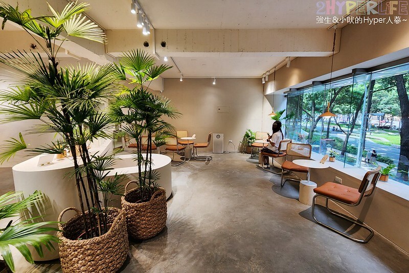 坐擁勤美誠品綠園道最美窗景的複合式選物咖啡店，集結S'AIME東京企劃皮件和咖啡餐飲，草悟道旁質感午茶甜點好選擇！