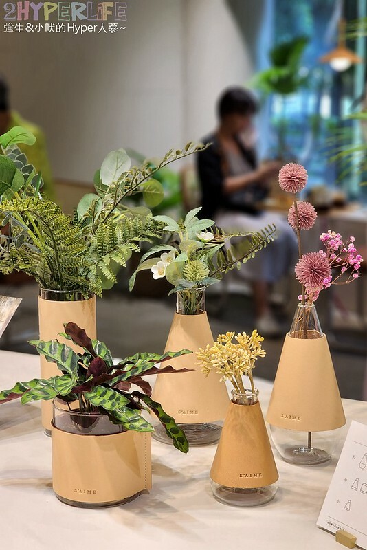 坐擁勤美誠品綠園道最美窗景的複合式選物咖啡店,集結S'AIME東京企劃皮件和咖啡餐飲,草悟道旁質感午茶甜點好選擇!