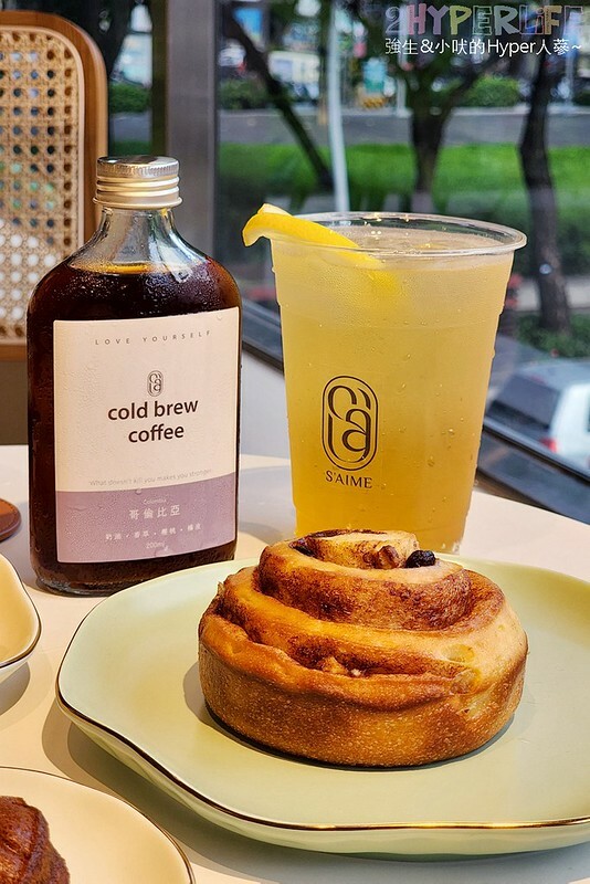 坐擁勤美誠品綠園道最美窗景的複合式選物咖啡店,集結S'AIME東京企劃皮件和咖啡餐飲,草悟道旁質感午茶甜點好選擇!