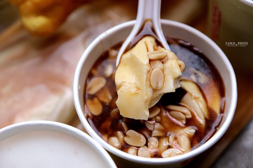 林阿波杏仁茶豆花｜傳承三代的古早味銅板美食！飄香近30年的在地傳統老店 來份杏仁茶與油條的完美下午茶組