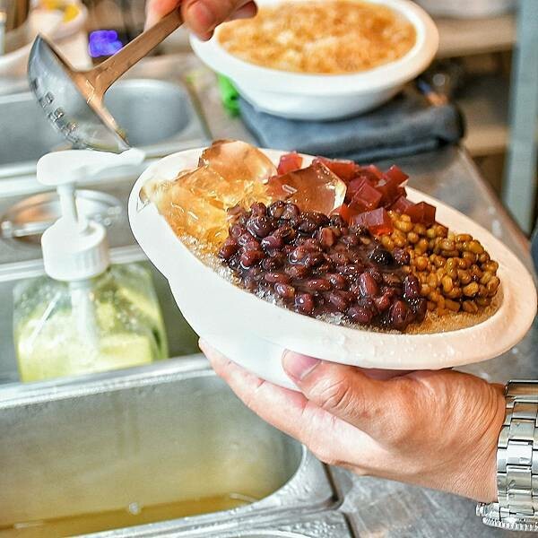 【台北中正】何家甜品鋪 公館汀州店 | 公館必吃雪花冰，口味多元冰品，糖廠秘製糖水，綿密塩滷豆花