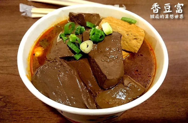 【新北淡水】全台唯一360度旋轉觀景情人塔超級浪漫！台北百萬夜景淡水情人塔！台北淡水情人塔優惠門票Klook雙人票只要299元！韓國有首爾塔，台灣有情人塔！（福容大飯店設施、淡水漁人碼頭） @猴屁的異想世界