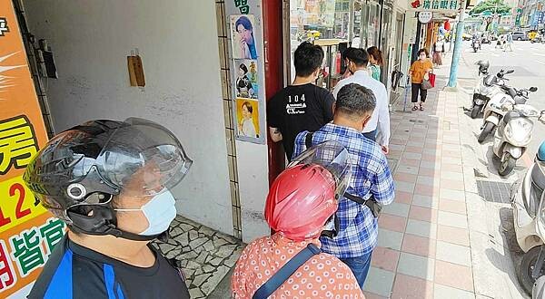 【板橋美食】恆香盛｜還沒用餐時間就大排長龍的超人氣排隊排骨飯