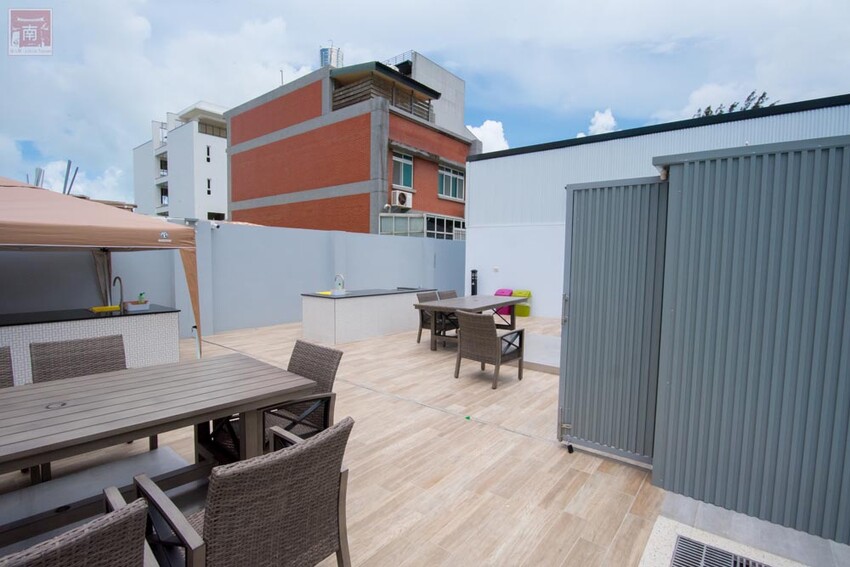 【臺南住宿】百坪獨棟villa民宿｜安平包棟住宿｜室外庭園泳池｜BBQ設施｜烹煮設備~~拾光旅宿世平二館 - 南人幫