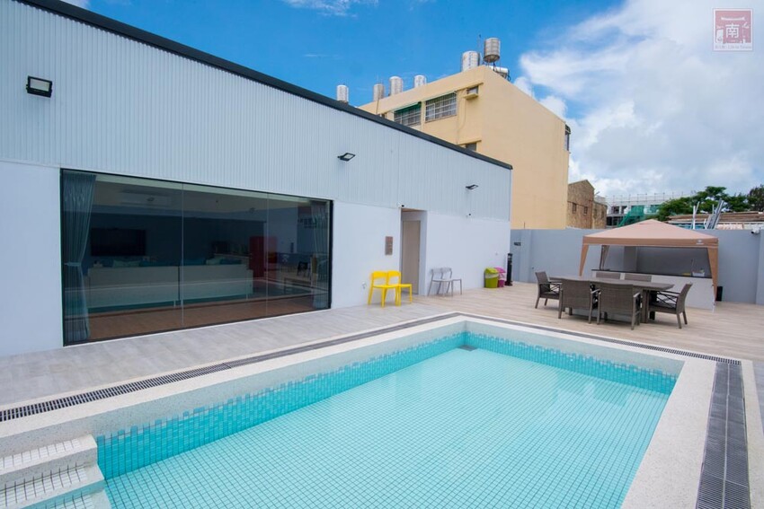 【臺南住宿】百坪獨棟villa民宿｜安平包棟住宿｜室外庭園泳池｜BBQ設施｜烹煮設備~~拾光旅宿世平二館 - 南人幫