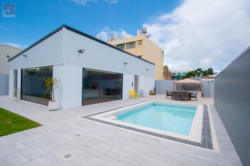 【臺南住宿】百坪獨棟villa民宿｜安平包棟住宿｜室外庭園泳池｜BBQ設施｜烹煮設備~~拾光旅宿世平二館 - 南人幫