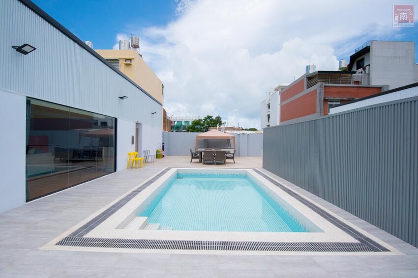 【臺南住宿】百坪獨棟villa民宿｜安平包棟住宿｜室外庭園泳池｜BBQ設施｜烹煮設備~~拾光旅宿世平二館 - 南人幫