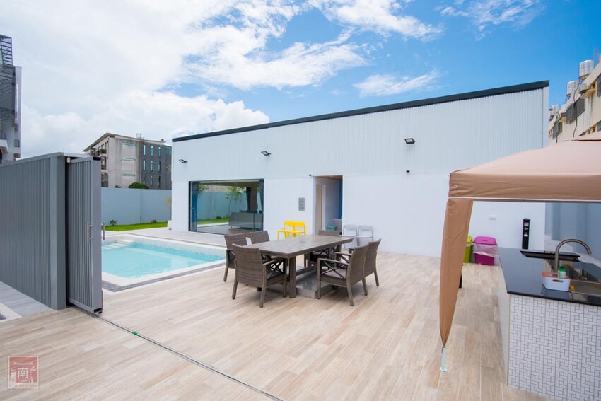 【臺南住宿】百坪獨棟villa民宿｜安平包棟住宿｜室外庭園泳池｜BBQ設施｜烹煮設備~~拾光旅宿世平二館 - 南人幫