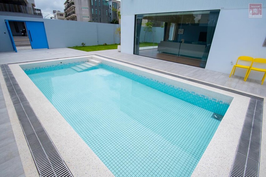 【臺南住宿】百坪獨棟villa民宿｜安平包棟住宿｜室外庭園泳池｜BBQ設施｜烹煮設備~~拾光旅宿世平二館 - 南人幫