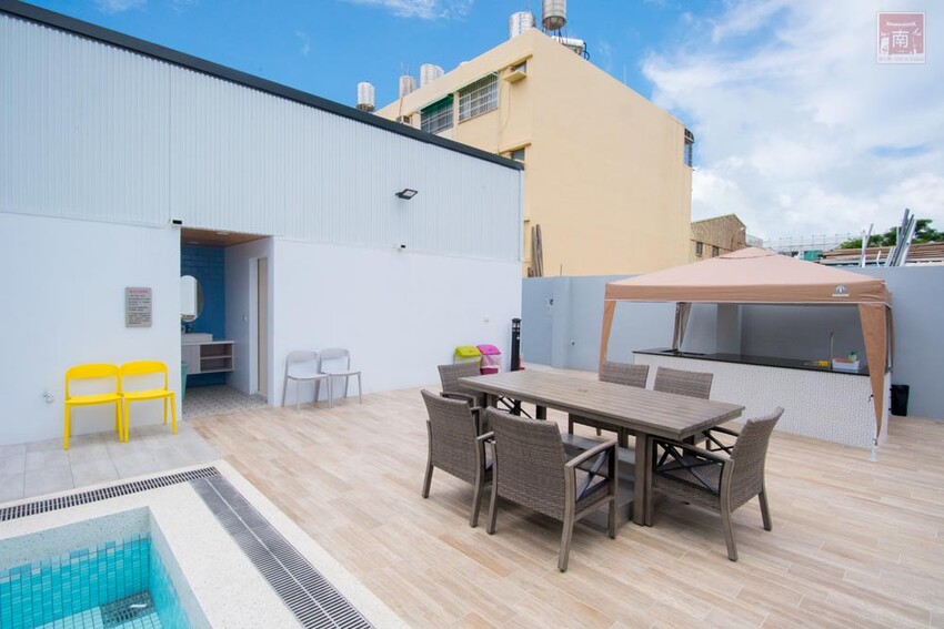 【臺南住宿】百坪獨棟villa民宿｜安平包棟住宿｜室外庭園泳池｜BBQ設施｜烹煮設備~~拾光旅宿世平二館 - 南人幫