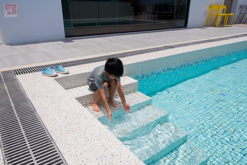 【臺南住宿】百坪獨棟villa民宿｜安平包棟住宿｜室外庭園泳池｜BBQ設施｜烹煮設備~~拾光旅宿世平二館 - 南人幫