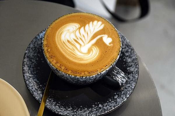 高雄咖啡廳推薦【COFFEE UP瑞秋咖啡】陽光灑落在潔白建築下,喝杯澳白咖啡感受澳式風情~左營高鐵CP值咖啡