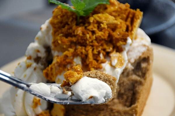 高雄咖啡廳推薦【COFFEE UP瑞秋咖啡】陽光灑落在潔白建築下,喝杯澳白咖啡感受澳式風情~左營高鐵CP值咖啡