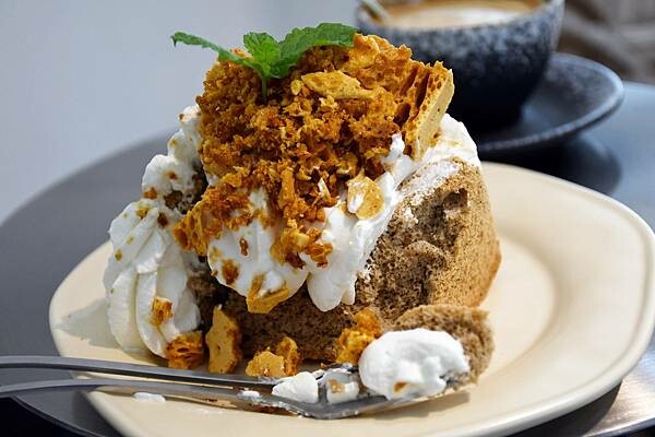 高雄咖啡廳推薦【COFFEE UP瑞秋咖啡】陽光灑落在潔白建築下,喝杯澳白咖啡感受澳式風情~左營高鐵CP值咖啡