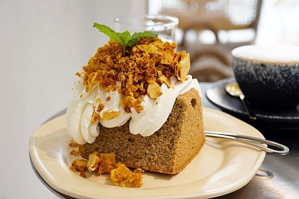 高雄咖啡廳推薦【COFFEE UP瑞秋咖啡】陽光灑落在潔白建築下,喝杯澳白咖啡感受澳式風情~左營高鐵CP值咖啡