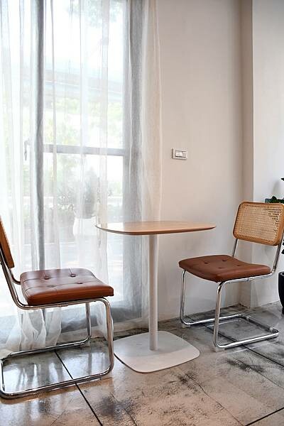 高雄咖啡廳推薦【COFFEE UP瑞秋咖啡】陽光灑落在潔白建築下,喝杯澳白咖啡感受澳式風情~左營高鐵CP值咖啡