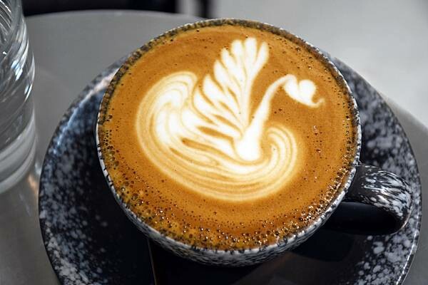 高雄咖啡廳推薦【COFFEE UP瑞秋咖啡】陽光灑落在潔白建築下,喝杯澳白咖啡感受澳式風情~左營高鐵CP值咖啡