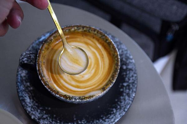 高雄咖啡廳推薦【COFFEE UP瑞秋咖啡】陽光灑落在潔白建築下,喝杯澳白咖啡感受澳式風情~左營高鐵CP值咖啡