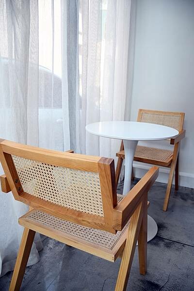 高雄咖啡廳推薦【COFFEE UP瑞秋咖啡】陽光灑落在潔白建築下,喝杯澳白咖啡感受澳式風情~左營高鐵CP值咖啡