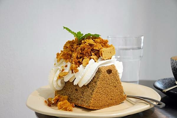 高雄咖啡廳推薦【COFFEE UP瑞秋咖啡】陽光灑落在潔白建築下,喝杯澳白咖啡感受澳式風情~左營高鐵CP值咖啡