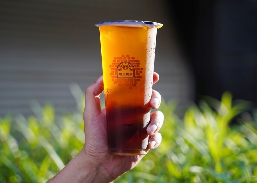 竹北手搖飲料店「煉瓦良茶」喝過都說讚！激推招牌「煉白玉紅茶拿鐵」，茶奶1:1比例，喝起來就是濃、醇、香，不愧是正經八百的鮮奶茶！竹北、園區下午茶外送首選推薦～ - 阿華田的美食日記