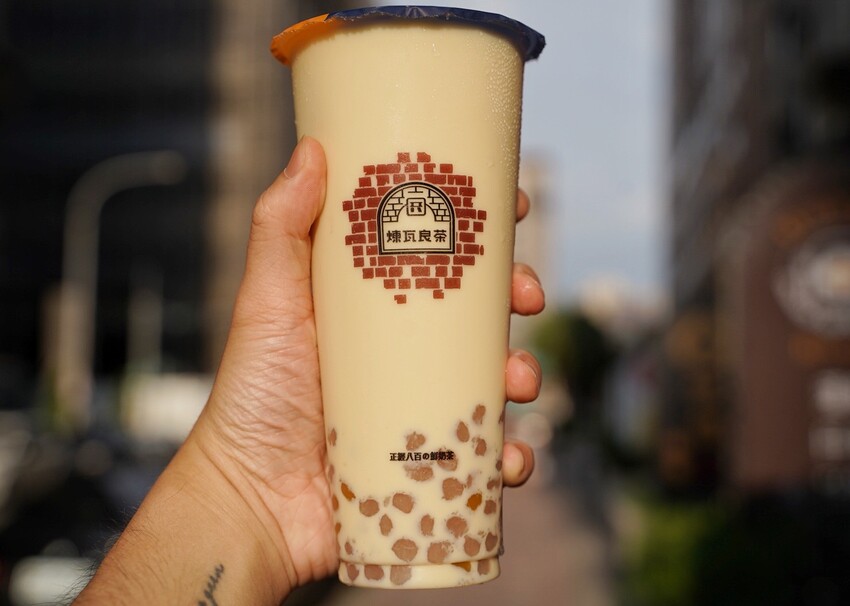 竹北手搖飲料店「煉瓦良茶」喝過都說讚！激推招牌「煉白玉紅茶拿鐵」，茶奶1:1比例，喝起來就是濃、醇、香，不愧是正經八百的鮮奶茶！竹北、園區下午茶外送首選推薦～ - 阿華田的美食日記
