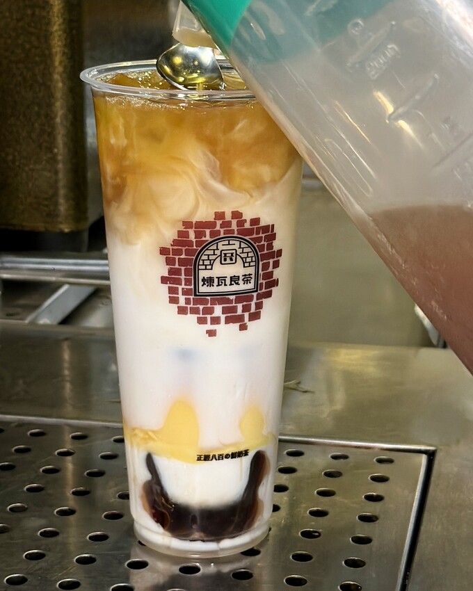 竹北手搖飲料店「煉瓦良茶」喝過都說讚！激推招牌「煉白玉紅茶拿鐵」，茶奶1:1比例，喝起來就是濃、醇、香，不愧是正經八百的鮮奶茶！竹北、園區下午茶外送首選推薦～ - 阿華田的美食日記