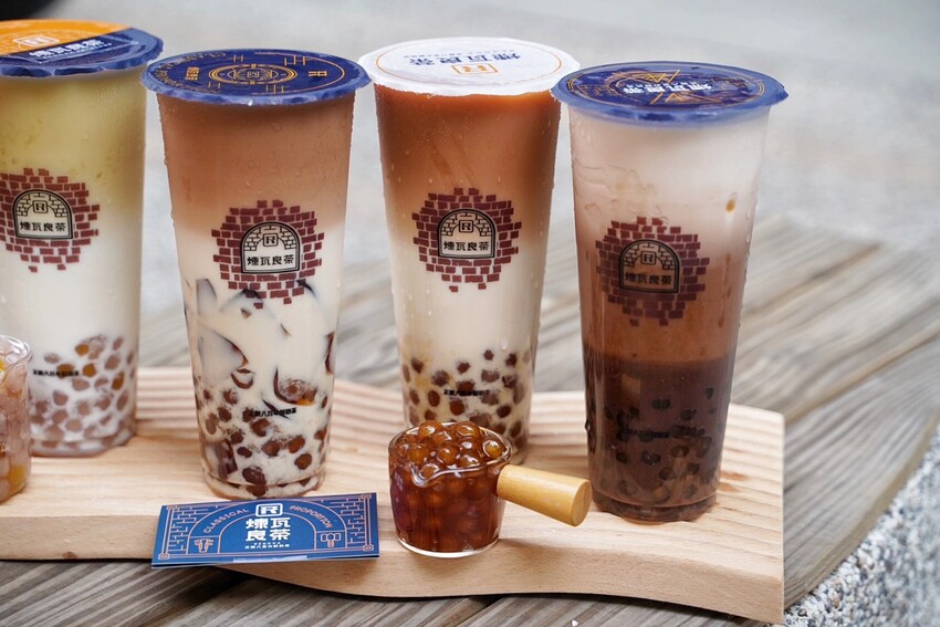 竹北手搖飲料店「煉瓦良茶」喝過都說讚！激推招牌「煉白玉紅茶拿鐵」，茶奶1:1比例，喝起來就是濃、醇、香，不愧是正經八百的鮮奶茶！竹北、園區下午茶外送首選推薦～ - 阿華田的美食日記