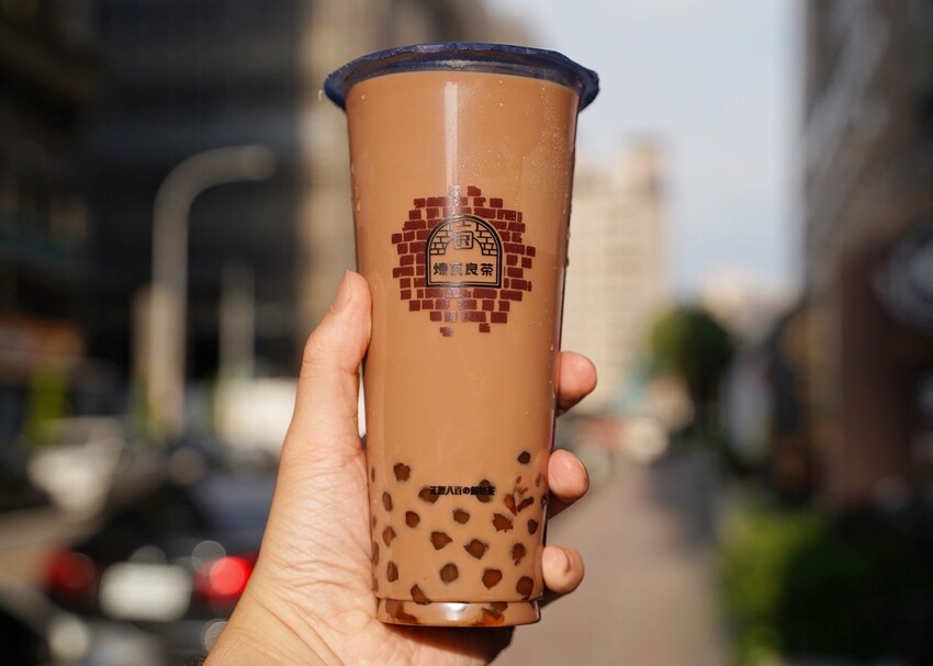 竹北手搖飲料店「煉瓦良茶」喝過都說讚！激推招牌「煉白玉紅茶拿鐵」，茶奶1:1比例，喝起來就是濃、醇、香，不愧是正經八百的鮮奶茶！竹北、園區下午茶外送首選推薦～ - 阿華田的美食日記