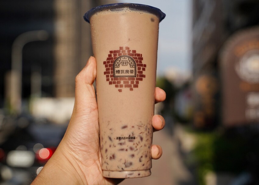 竹北手搖飲料店「煉瓦良茶」喝過都說讚！激推招牌「煉白玉紅茶拿鐵」，茶奶1:1比例，喝起來就是濃、醇、香，不愧是正經八百的鮮奶茶！竹北、園區下午茶外送首選推薦～ - 阿華田的美食日記