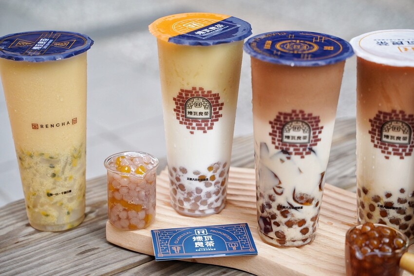 竹北手搖飲料店「煉瓦良茶」喝過都說讚！激推招牌「煉白玉紅茶拿鐵」，茶奶1:1比例，喝起來就是濃、醇、香，不愧是正經八百的鮮奶茶！竹北、園區下午茶外送首選推薦～ - 阿華田的美食日記