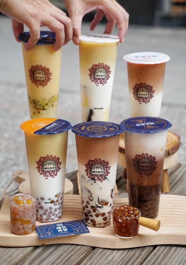 竹北手搖飲料店「煉瓦良茶」喝過都說讚！激推招牌「煉白玉紅茶拿鐵」，茶奶1:1比例，喝起來就是濃、醇、香，不愧是正經八百的鮮奶茶！竹北、園區下午茶外送首選推薦～ - 阿華田的美食日記