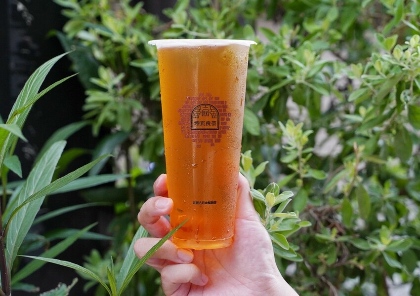 竹北手搖飲料店「煉瓦良茶」喝過都說讚！激推招牌「煉白玉紅茶拿鐵」，茶奶1:1比例，喝起來就是濃、醇、香，不愧是正經八百的鮮奶茶！竹北、園區下午茶外送首選推薦～ - 阿華田的美食日記