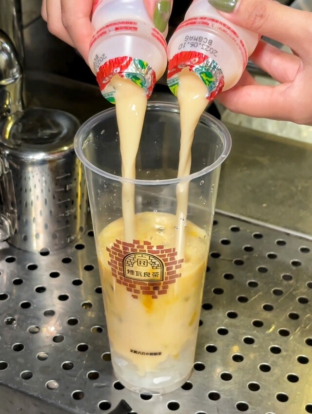 竹北手搖飲料店「煉瓦良茶」喝過都說讚！激推招牌「煉白玉紅茶拿鐵」，茶奶1:1比例，喝起來就是濃、醇、香，不愧是正經八百的鮮奶茶！竹北、園區下午茶外送首選推薦～ - 阿華田的美食日記