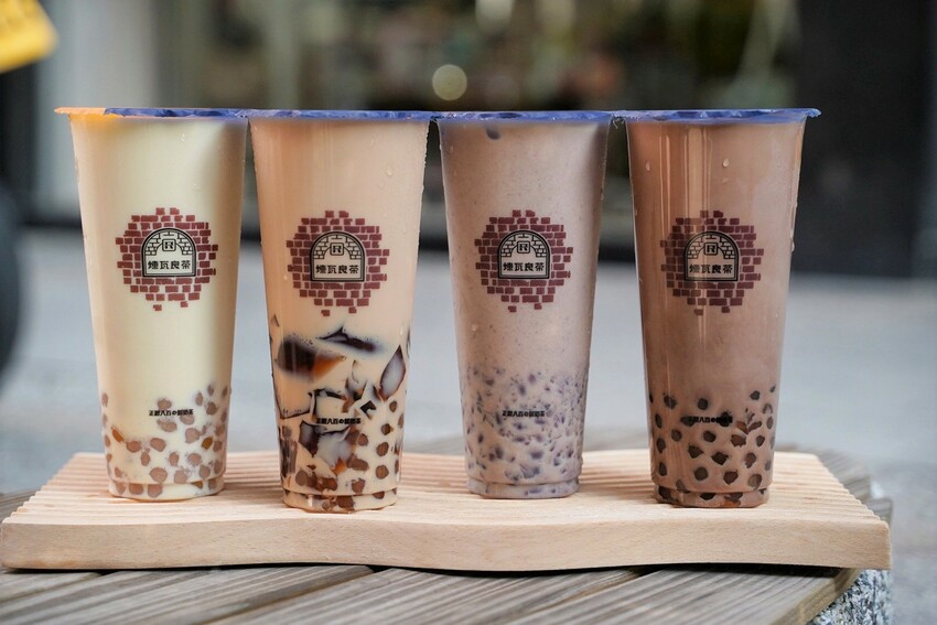 竹北手搖飲料店「煉瓦良茶」喝過都說讚！激推招牌「煉白玉紅茶拿鐵」，茶奶1:1比例，喝起來就是濃、醇、香，不愧是正經八百的鮮奶茶！竹北、園區下午茶外送首選推薦～ - 阿華田的美食日記