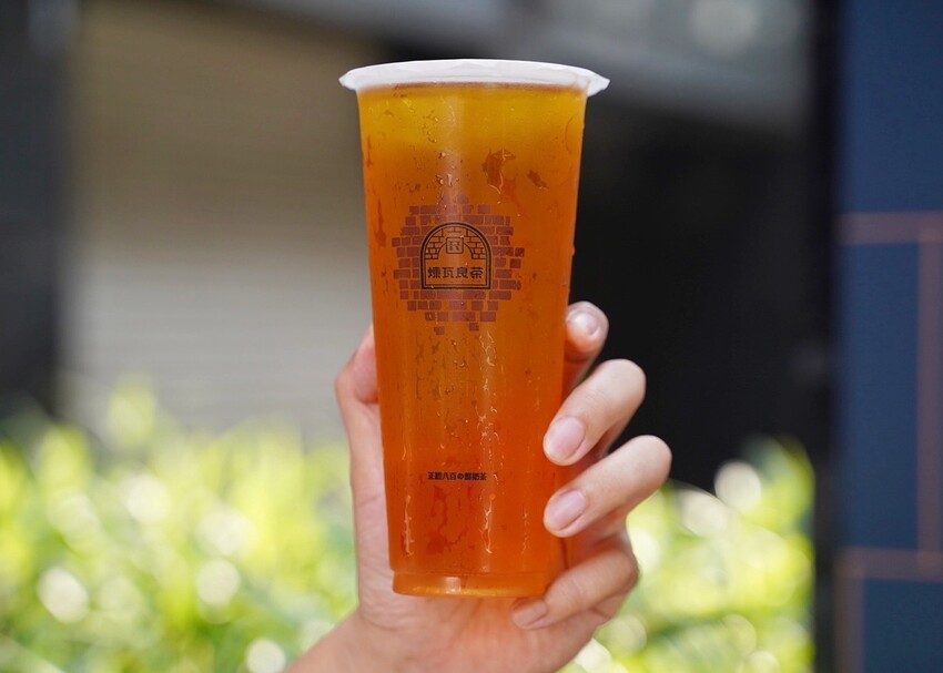 竹北手搖飲料店「煉瓦良茶」喝過都說讚！激推招牌「煉白玉紅茶拿鐵」，茶奶1:1比例，喝起來就是濃、醇、香，不愧是正經八百的鮮奶茶！竹北、園區下午茶外送首選推薦～ - 阿華田的美食日記