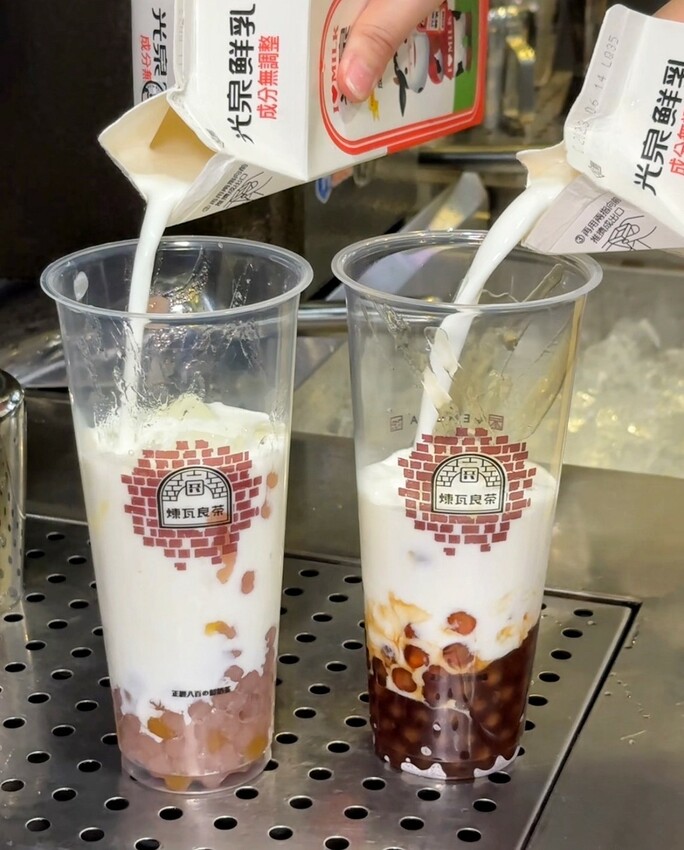 竹北手搖飲料店「煉瓦良茶」喝過都說讚！激推招牌「煉白玉紅茶拿鐵」，茶奶1:1比例，喝起來就是濃、醇、香，不愧是正經八百的鮮奶茶！竹北、園區下午茶外送首選推薦～ - 阿華田的美食日記