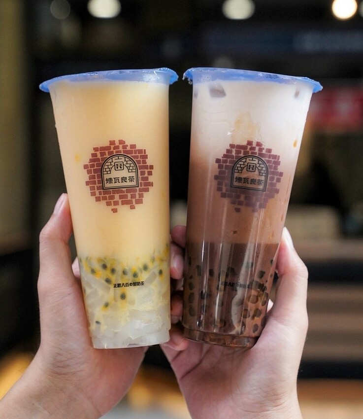 竹北手搖飲料店「煉瓦良茶」喝過都說讚！激推招牌「煉白玉紅茶拿鐵」，茶奶1:1比例，喝起來就是濃、醇、香，不愧是正經八百的鮮奶茶！竹北、園區下午茶外送首選推薦～ - 阿華田的美食日記