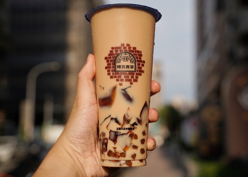 竹北手搖飲料店「煉瓦良茶」喝過都說讚！激推招牌「煉白玉紅茶拿鐵」，茶奶1:1比例，喝起來就是濃、醇、香，不愧是正經八百的鮮奶茶！竹北、園區下午茶外送首選推薦～ - 阿華田的美食日記