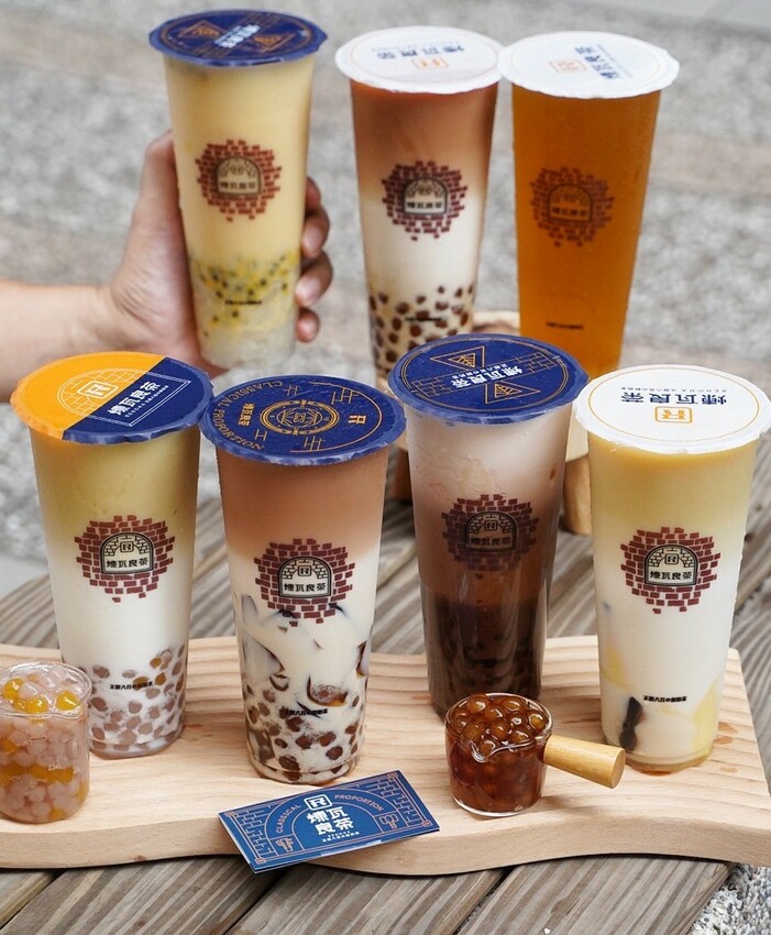 竹北手搖飲料店「煉瓦良茶」喝過都說讚！激推招牌「煉白玉紅茶拿鐵」，茶奶1:1比例，喝起來就是濃、醇、香，不愧是正經八百的鮮奶茶！竹北、園區下午茶外送首選推薦～ - 阿華田的美食日記