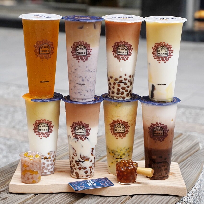 竹北手搖飲料店「煉瓦良茶」喝過都說讚！激推招牌「煉白玉紅茶拿鐵」，茶奶1:1比例，喝起來就是濃、醇、香，不愧是正經八百的鮮奶茶！竹北、園區下午茶外送首選推薦～ - 阿華田的美食日記