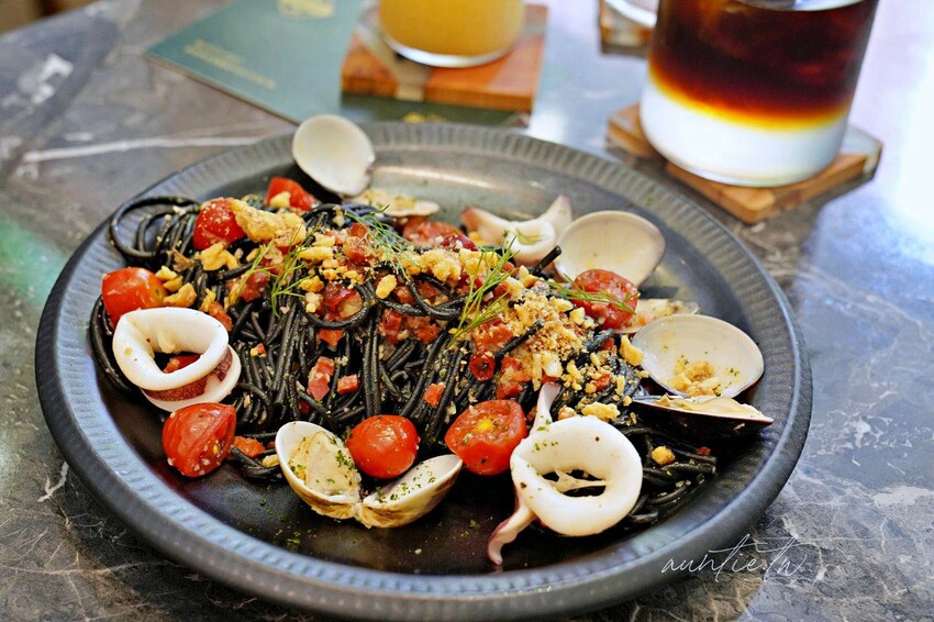 【台北】國父紀念館站｜Placeee 場所，復古優雅，開到兩點的深夜咖啡廳餐酒館