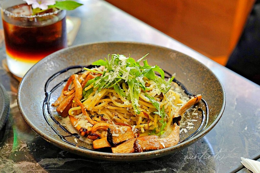 【台北】國父紀念館站｜Placeee 場所，復古優雅，開到兩點的深夜咖啡廳餐酒館