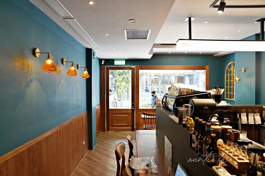 【台北】國父紀念館站｜Placeee 場所，復古優雅，開到兩點的深夜咖啡廳餐酒館