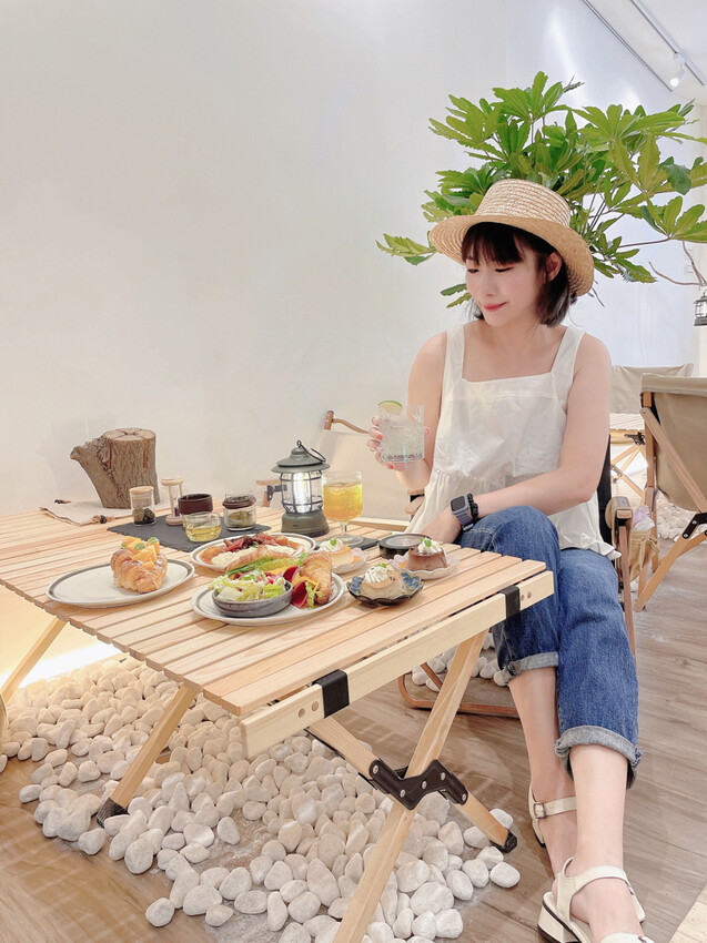 兩喜布丁蛋糕專賣店 | 板橋超清新露營風甜點店 早晚變化不同風格。雖然主打布丁外帶 內用輕食也好吃到爆表。府中捷運站