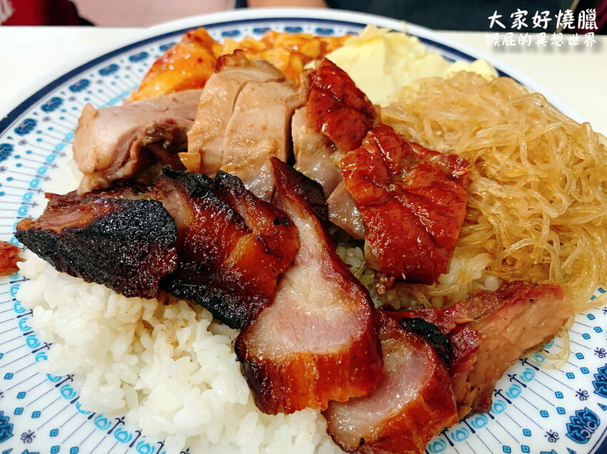 三重新開幕火鍋，麻辣鍋+牛奶鍋超好吃，營業到半夜1點可以吃宵夜，有當月壽星優惠，小聲的說老闆帥帥的