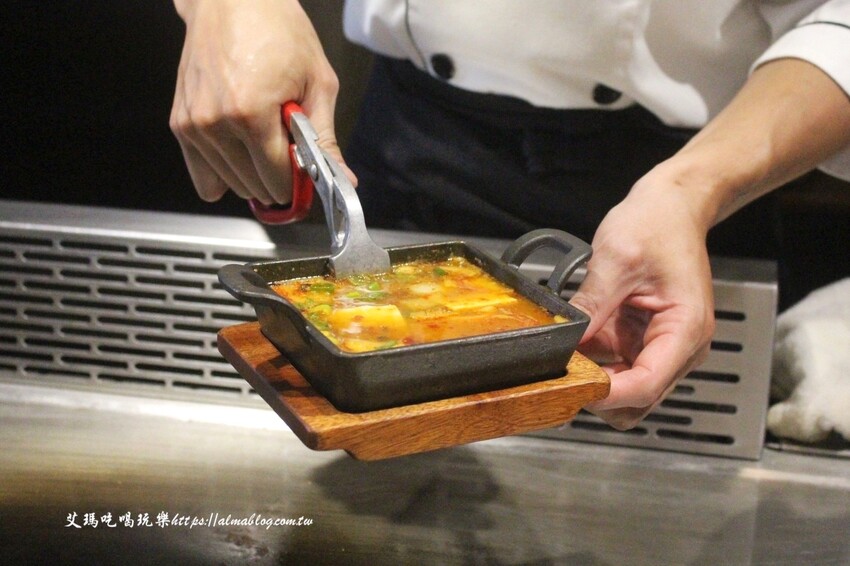 這家鐵板燒沒有豆芽菜！套餐185元內用飯、湯、杜老爺和紅茶無限供應，湯超多料耶